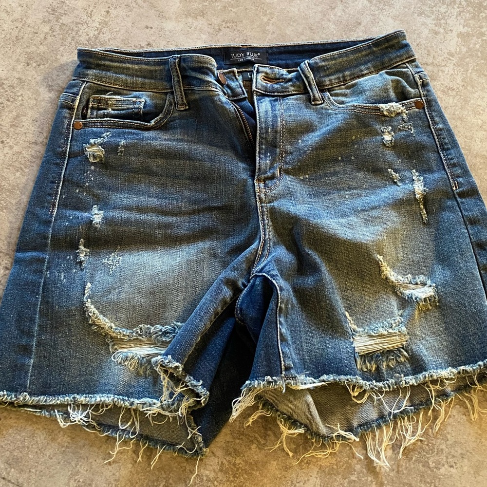 Judy blue distressed, frayed hem shorts